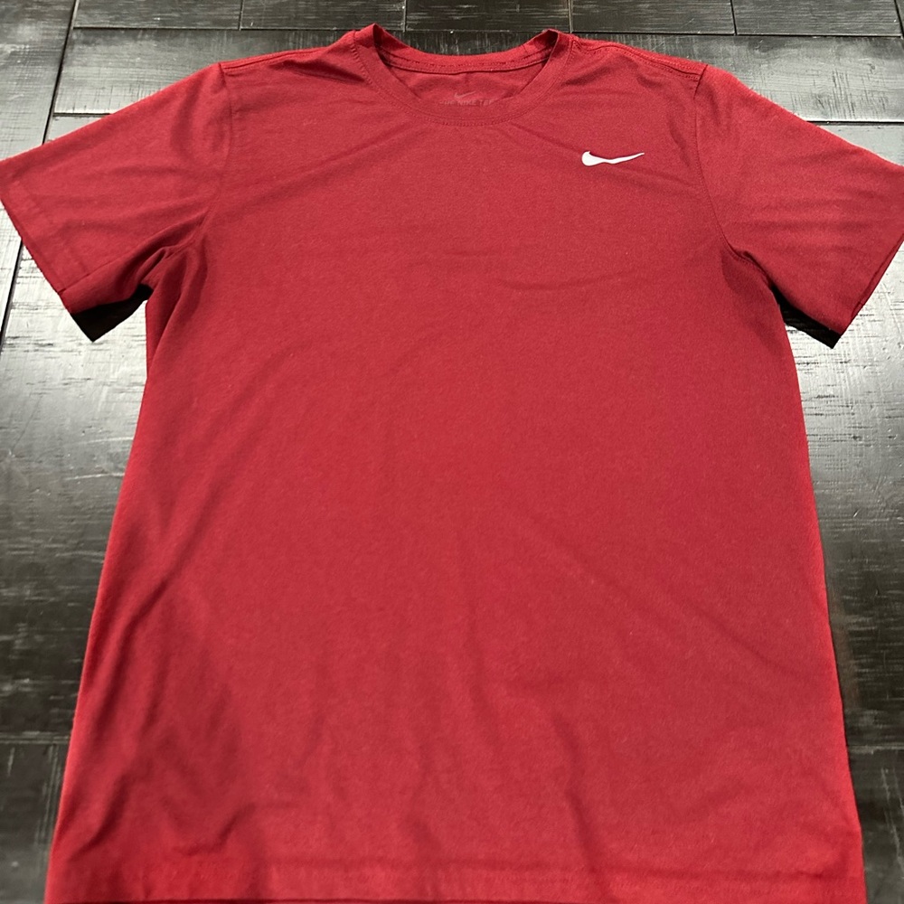 Men’s size medium maroon Nike tshirt